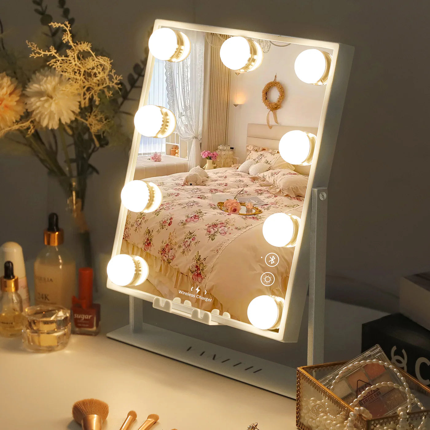 Glow Vanity Mirror with Wireless Charging M - 9 Dimmable LED Bulbs